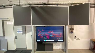 Triptych v předu  s displejem vzadu na pylonech